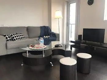 Kashaneh Guest House - Yonge Street Toronto Hotel
